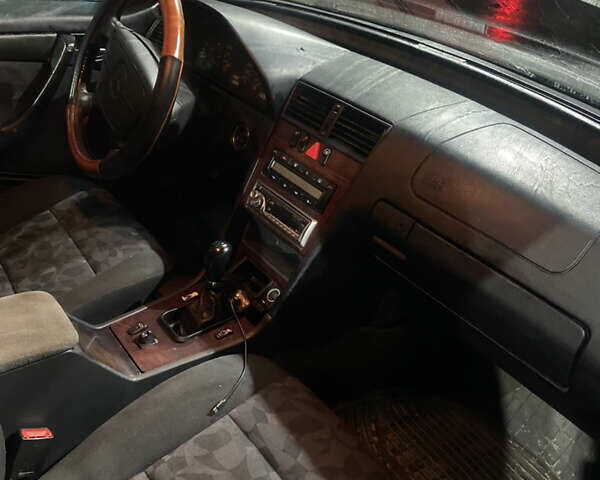 Серый Мерседес Ц-Класс, объемом двигателя 2 л и пробегом 323 тыс. км за 1900 $, фото 5 на Automoto.ua