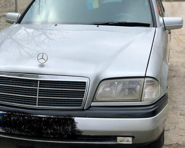 Серый Мерседес Ц-Класс, объемом двигателя 1.8 л и пробегом 428 тыс. км за 2500 $, фото 2 на Automoto.ua