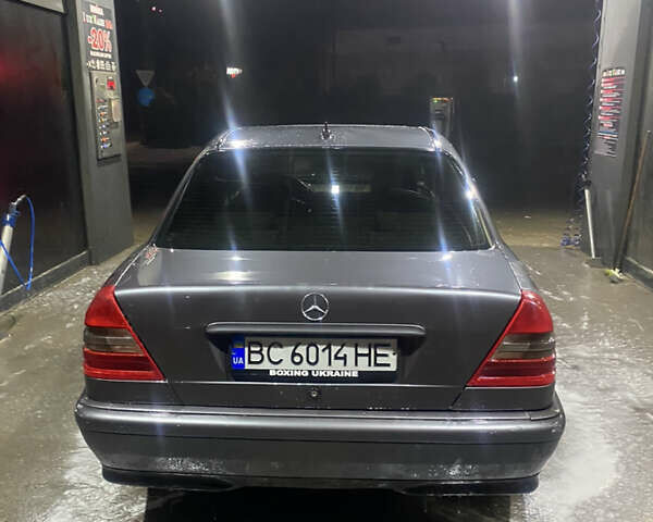 Серый Мерседес Ц-Класс, объемом двигателя 2 л и пробегом 323 тыс. км за 1900 $, фото 3 на Automoto.ua