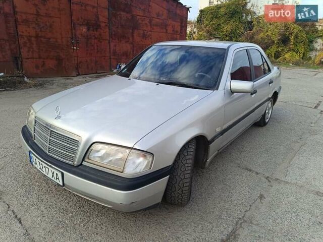 Серый Мерседес Ц-Класс, объемом двигателя 2 л и пробегом 335 тыс. км за 2000 $, фото 6 на Automoto.ua