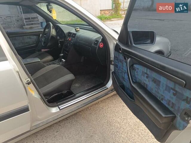 Серый Мерседес Ц-Класс, объемом двигателя 2 л и пробегом 335 тыс. км за 2000 $, фото 2 на Automoto.ua