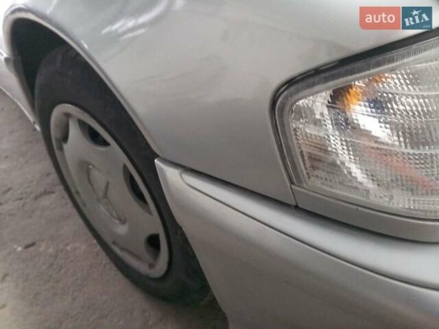 Серый Мерседес Ц-Класс, объемом двигателя 1.8 л и пробегом 306 тыс. км за 3700 $, фото 5 на Automoto.ua