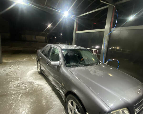 Серый Мерседес Ц-Класс, объемом двигателя 2 л и пробегом 323 тыс. км за 1900 $, фото 6 на Automoto.ua