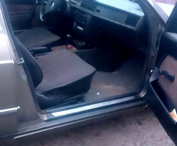 Серый Мерседес Ц-Класс, объемом двигателя 2 л и пробегом 460 тыс. км за 2000 $, фото 2 на Automoto.ua