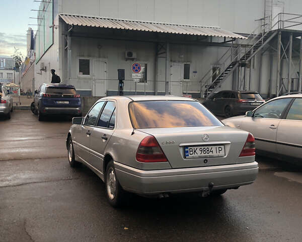 Серый Мерседес Ц-Класс, объемом двигателя 2 л и пробегом 339 тыс. км за 3300 $, фото 3 на Automoto.ua