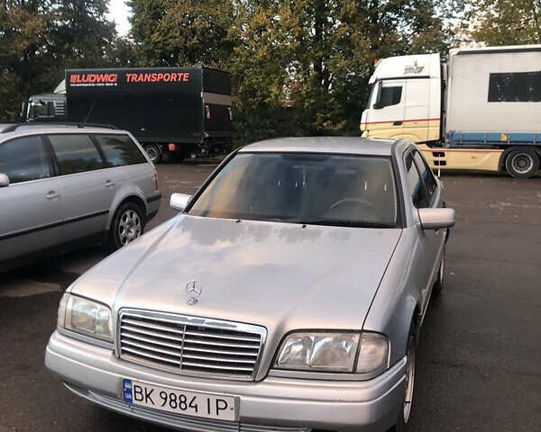 Серый Мерседес Ц-Класс, объемом двигателя 2 л и пробегом 339 тыс. км за 3300 $, фото 1 на Automoto.ua