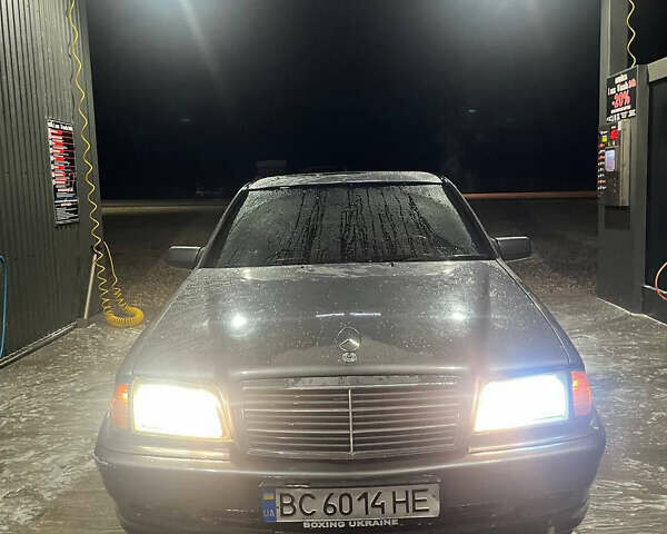 Сірий Мерседес Ц-Клас, об'ємом двигуна 2 л та пробігом 320 тис. км за 2300 $, фото 2 на Automoto.ua