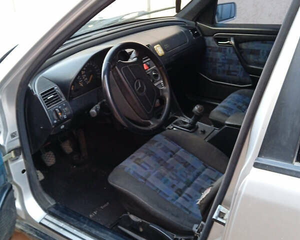 Серый Мерседес Ц-Класс, объемом двигателя 1.8 л и пробегом 250 тыс. км за 950 $, фото 4 на Automoto.ua