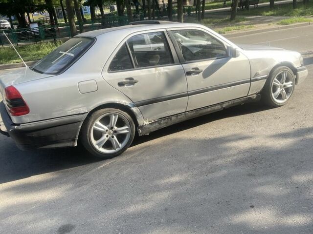 Сірий Мерседес Ц-Клас, об'ємом двигуна 1.8 л та пробігом 444 тис. км за 432 $, фото 1 на Automoto.ua