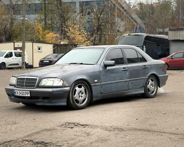 Сірий Мерседес Ц-Клас, об'ємом двигуна 1.8 л та пробігом 300 тис. км за 1650 $, фото 1 на Automoto.ua