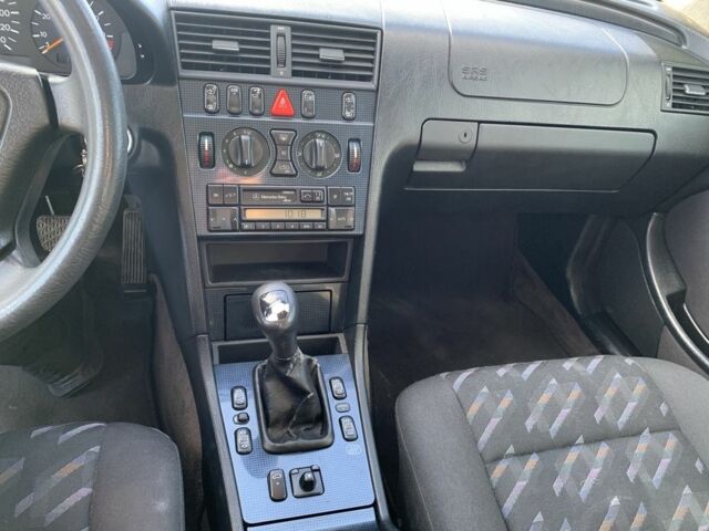 Серый Мерседес Ц-Класс, объемом двигателя 2 л и пробегом 187 тыс. км за 2900 $, фото 19 на Automoto.ua