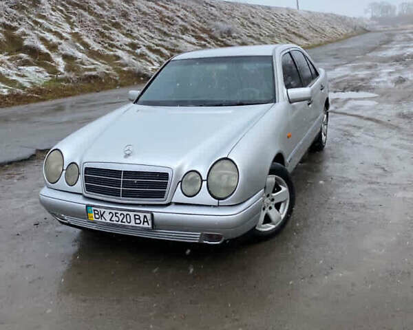 Серый Мерседес Ц-Класс, объемом двигателя 2.9 л и пробегом 400 тыс. км за 3500 $, фото 2 на Automoto.ua