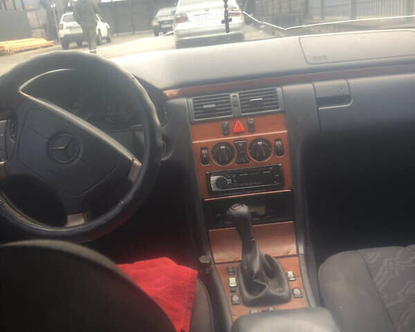 Серый Мерседес Ц-Класс, объемом двигателя 2.9 л и пробегом 400 тыс. км за 3500 $, фото 15 на Automoto.ua