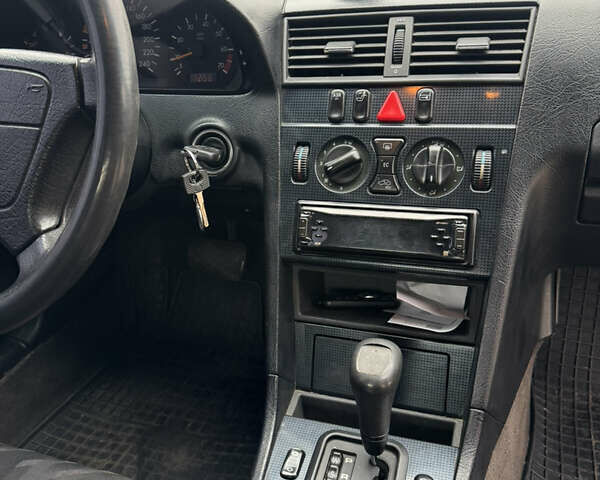 Сірий Мерседес Ц-Клас, об'ємом двигуна 1.8 л та пробігом 300 тис. км за 1650 $, фото 9 на Automoto.ua