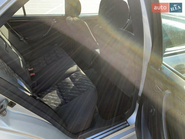 Серый Мерседес Ц-Класс, объемом двигателя 2 л и пробегом 187 тыс. км за 2900 $, фото 13 на Automoto.ua