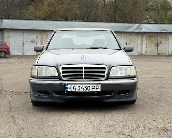 Сірий Мерседес Ц-Клас, об'ємом двигуна 1.8 л та пробігом 300 тис. км за 1650 $, фото 2 на Automoto.ua