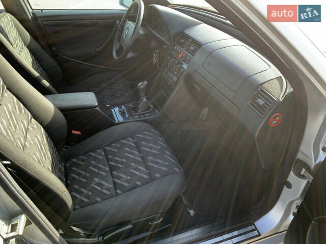 Серый Мерседес Ц-Класс, объемом двигателя 2 л и пробегом 187 тыс. км за 2900 $, фото 12 на Automoto.ua