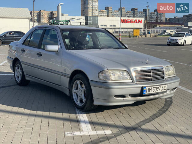 Серый Мерседес Ц-Класс, объемом двигателя 2 л и пробегом 187 тыс. км за 2900 $, фото 2 на Automoto.ua