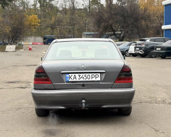 Сірий Мерседес Ц-Клас, об'ємом двигуна 1.8 л та пробігом 300 тис. км за 1650 $, фото 5 на Automoto.ua