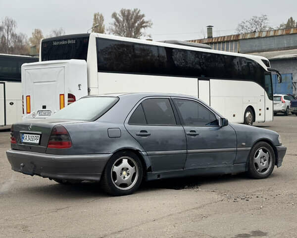 Сірий Мерседес Ц-Клас, об'ємом двигуна 1.8 л та пробігом 300 тис. км за 1650 $, фото 4 на Automoto.ua
