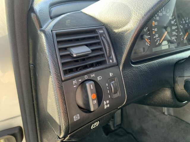 Серый Мерседес Ц-Класс, объемом двигателя 2 л и пробегом 187 тыс. км за 2900 $, фото 8 на Automoto.ua