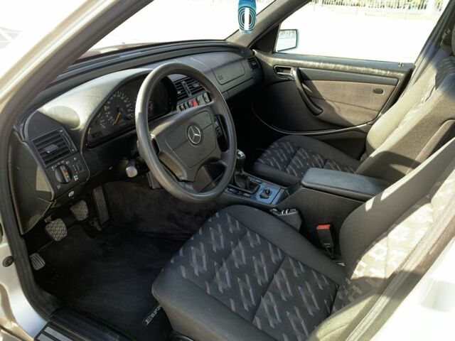 Серый Мерседес Ц-Класс, объемом двигателя 2 л и пробегом 187 тыс. км за 2900 $, фото 7 на Automoto.ua