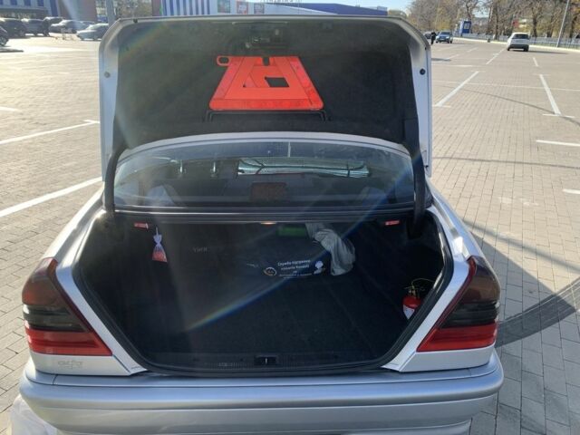 Серый Мерседес Ц-Класс, объемом двигателя 2 л и пробегом 187 тыс. км за 2900 $, фото 15 на Automoto.ua