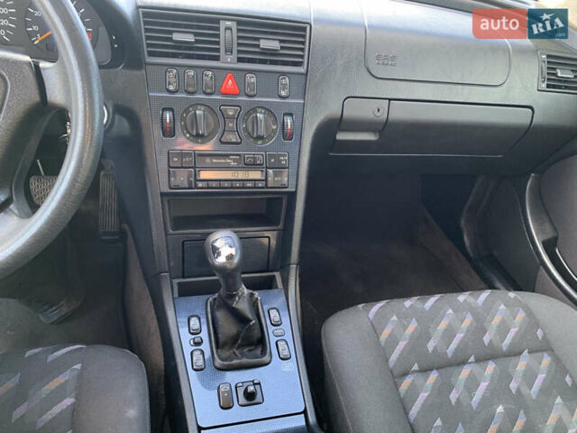 Серый Мерседес Ц-Класс, объемом двигателя 2 л и пробегом 187 тыс. км за 2900 $, фото 26 на Automoto.ua