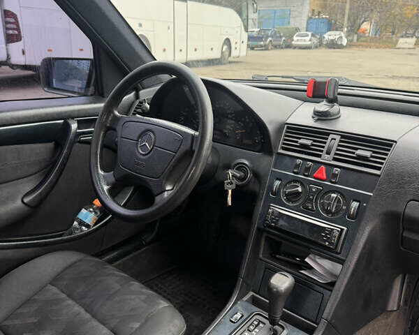 Сірий Мерседес Ц-Клас, об'ємом двигуна 1.8 л та пробігом 300 тис. км за 1650 $, фото 8 на Automoto.ua