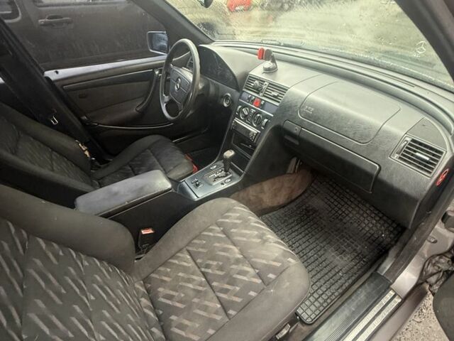 Серый Мерседес Ц-Класс, объемом двигателя 1.8 л и пробегом 480 тыс. км за 1750 $, фото 6 на Automoto.ua