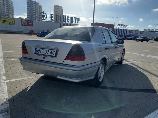 Серый Мерседес Ц-Класс, объемом двигателя 2 л и пробегом 187 тыс. км за 2900 $, фото 4 на Automoto.ua
