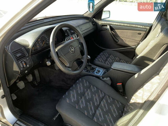 Серый Мерседес Ц-Класс, объемом двигателя 2 л и пробегом 187 тыс. км за 2900 $, фото 8 на Automoto.ua