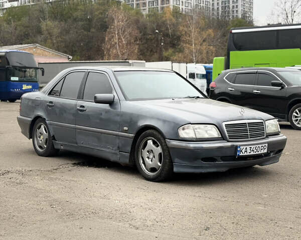 Сірий Мерседес Ц-Клас, об'ємом двигуна 1.8 л та пробігом 300 тис. км за 1650 $, фото 3 на Automoto.ua