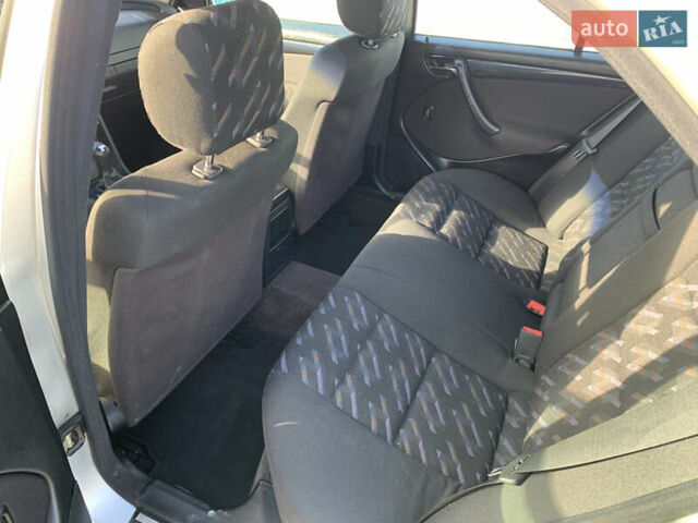 Серый Мерседес Ц-Класс, объемом двигателя 2 л и пробегом 187 тыс. км за 2900 $, фото 11 на Automoto.ua