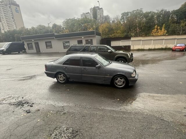 Серый Мерседес Ц-Класс, объемом двигателя 1.8 л и пробегом 480 тыс. км за 1750 $, фото 2 на Automoto.ua