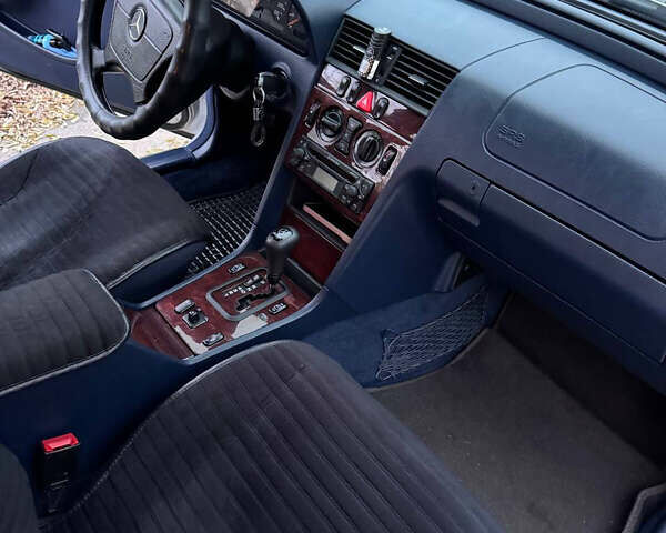 Сірий Мерседес Ц-Клас, об'ємом двигуна 2.2 л та пробігом 278 тис. км за 4800 $, фото 8 на Automoto.ua