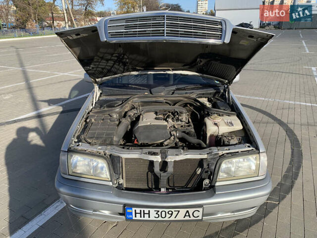 Серый Мерседес Ц-Класс, объемом двигателя 2 л и пробегом 187 тыс. км за 2900 $, фото 19 на Automoto.ua