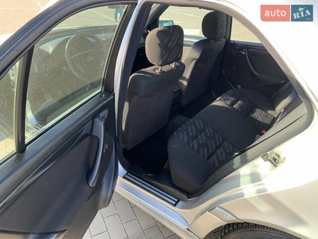 Серый Мерседес Ц-Класс, объемом двигателя 2 л и пробегом 187 тыс. км за 2900 $, фото 10 на Automoto.ua