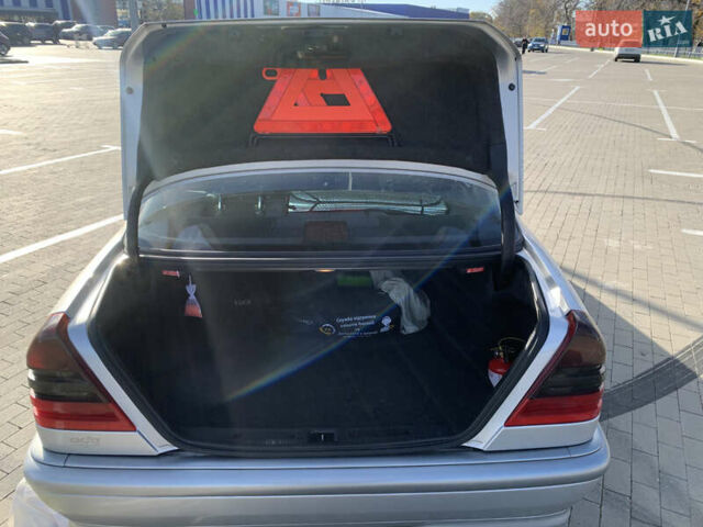 Серый Мерседес Ц-Класс, объемом двигателя 2 л и пробегом 187 тыс. км за 2900 $, фото 16 на Automoto.ua