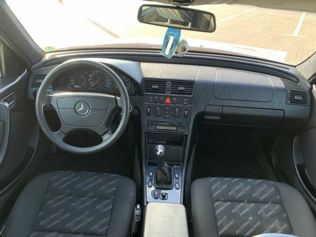 Серый Мерседес Ц-Класс, объемом двигателя 2 л и пробегом 187 тыс. км за 2900 $, фото 13 на Automoto.ua