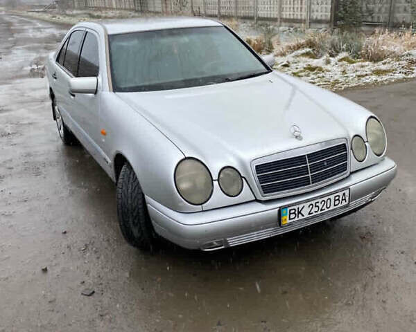 Серый Мерседес Ц-Класс, объемом двигателя 2.9 л и пробегом 400 тыс. км за 3500 $, фото 1 на Automoto.ua