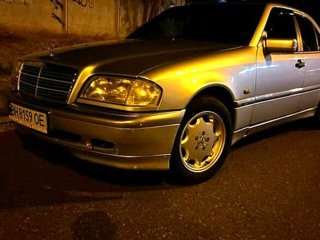 Сірий Мерседес Ц-Клас, об'ємом двигуна 1.8 л та пробігом 300 тис. км за 3500 $, фото 4 на Automoto.ua