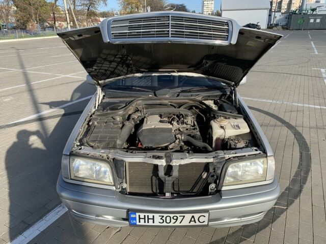 Серый Мерседес Ц-Класс, объемом двигателя 2 л и пробегом 187 тыс. км за 2900 $, фото 17 на Automoto.ua