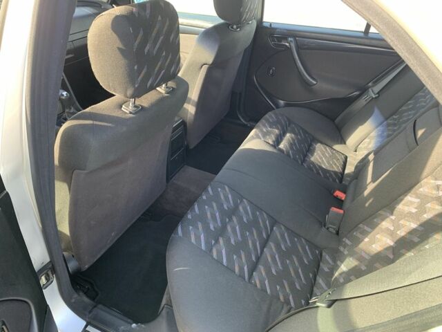 Серый Мерседес Ц-Класс, объемом двигателя 2 л и пробегом 187 тыс. км за 2900 $, фото 10 на Automoto.ua