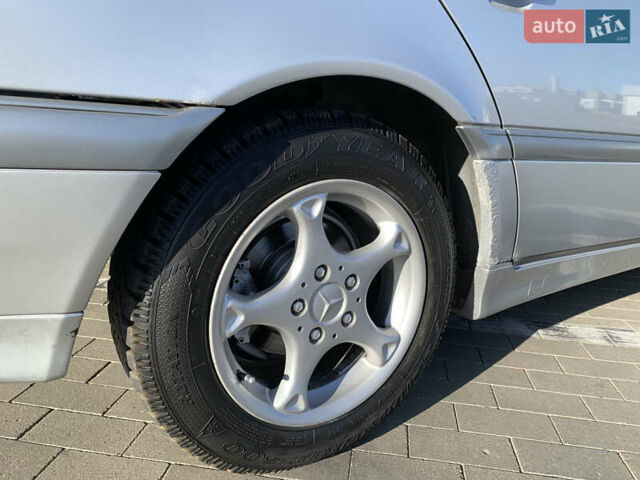 Серый Мерседес Ц-Класс, объемом двигателя 2 л и пробегом 187 тыс. км за 2900 $, фото 32 на Automoto.ua