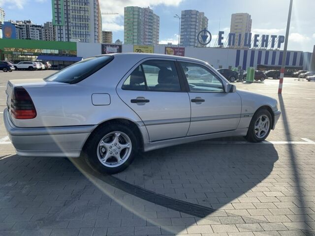 Серый Мерседес Ц-Класс, объемом двигателя 2 л и пробегом 187 тыс. км за 2900 $, фото 3 на Automoto.ua