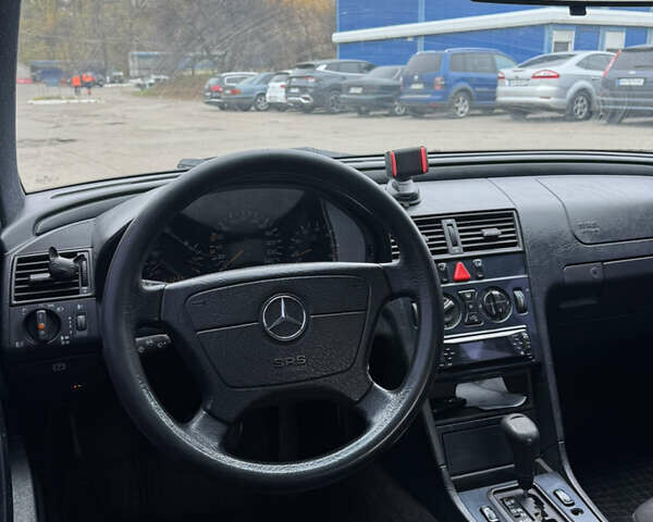 Сірий Мерседес Ц-Клас, об'ємом двигуна 1.8 л та пробігом 300 тис. км за 1650 $, фото 7 на Automoto.ua