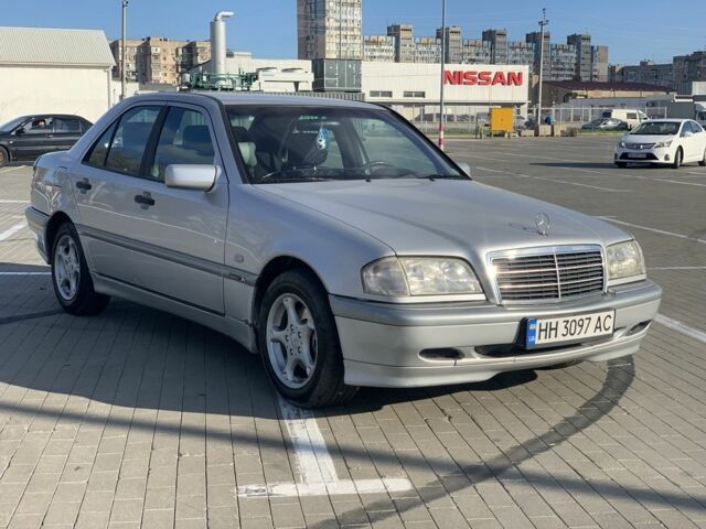 Серый Мерседес Ц-Класс, объемом двигателя 2 л и пробегом 187 тыс. км за 2900 $, фото 2 на Automoto.ua