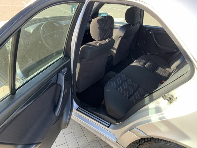 Серый Мерседес Ц-Класс, объемом двигателя 2 л и пробегом 187 тыс. км за 2900 $, фото 9 на Automoto.ua