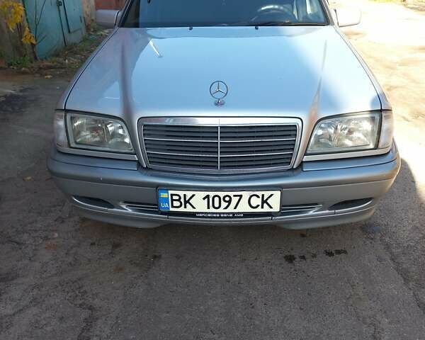 Сірий Мерседес Ц-Клас, об'ємом двигуна 2.15 л та пробігом 297 тис. км за 3800 $, фото 1 на Automoto.ua